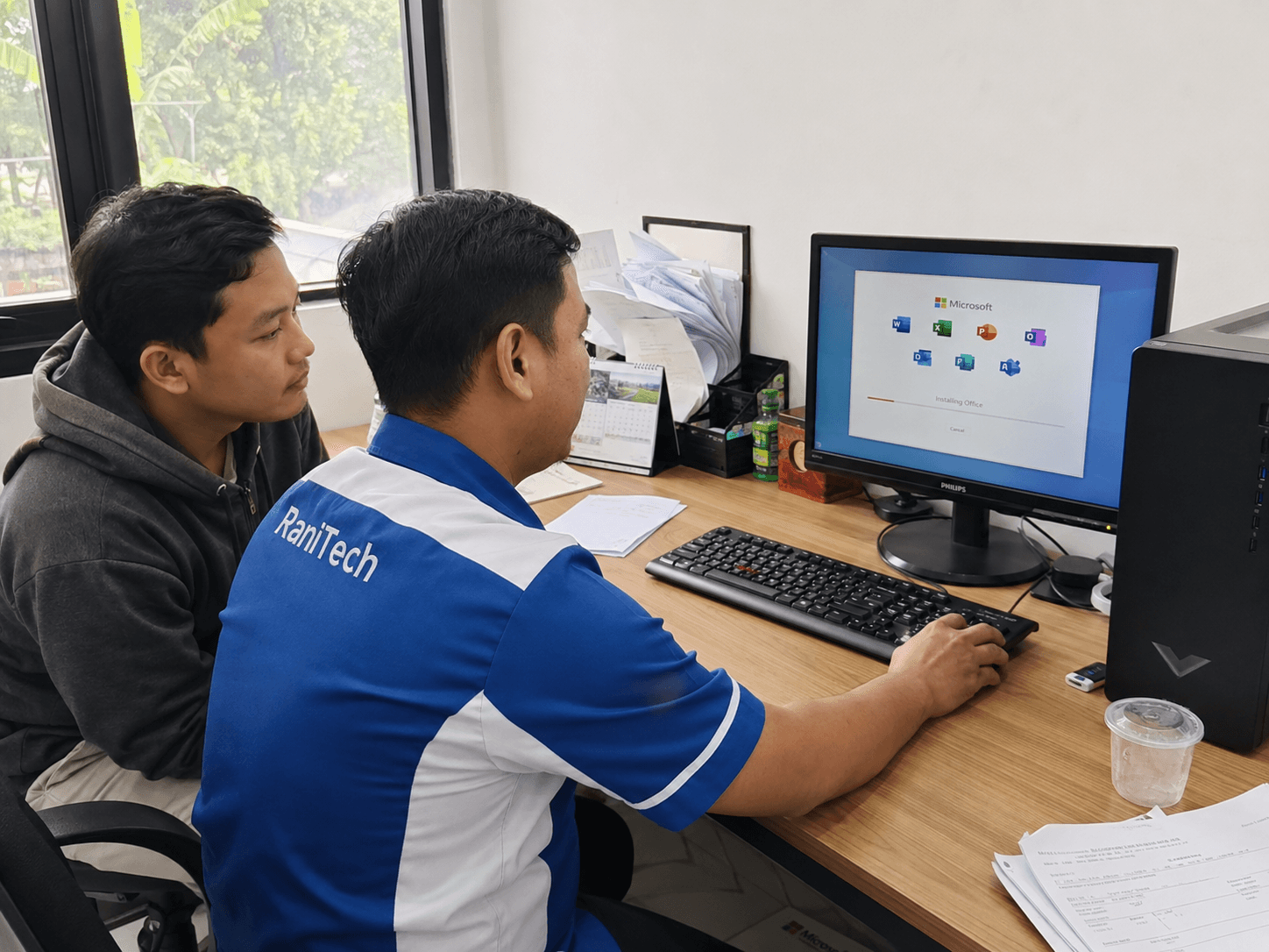 Ilustrasi instalasi Microsoft Office pada komputer desktop