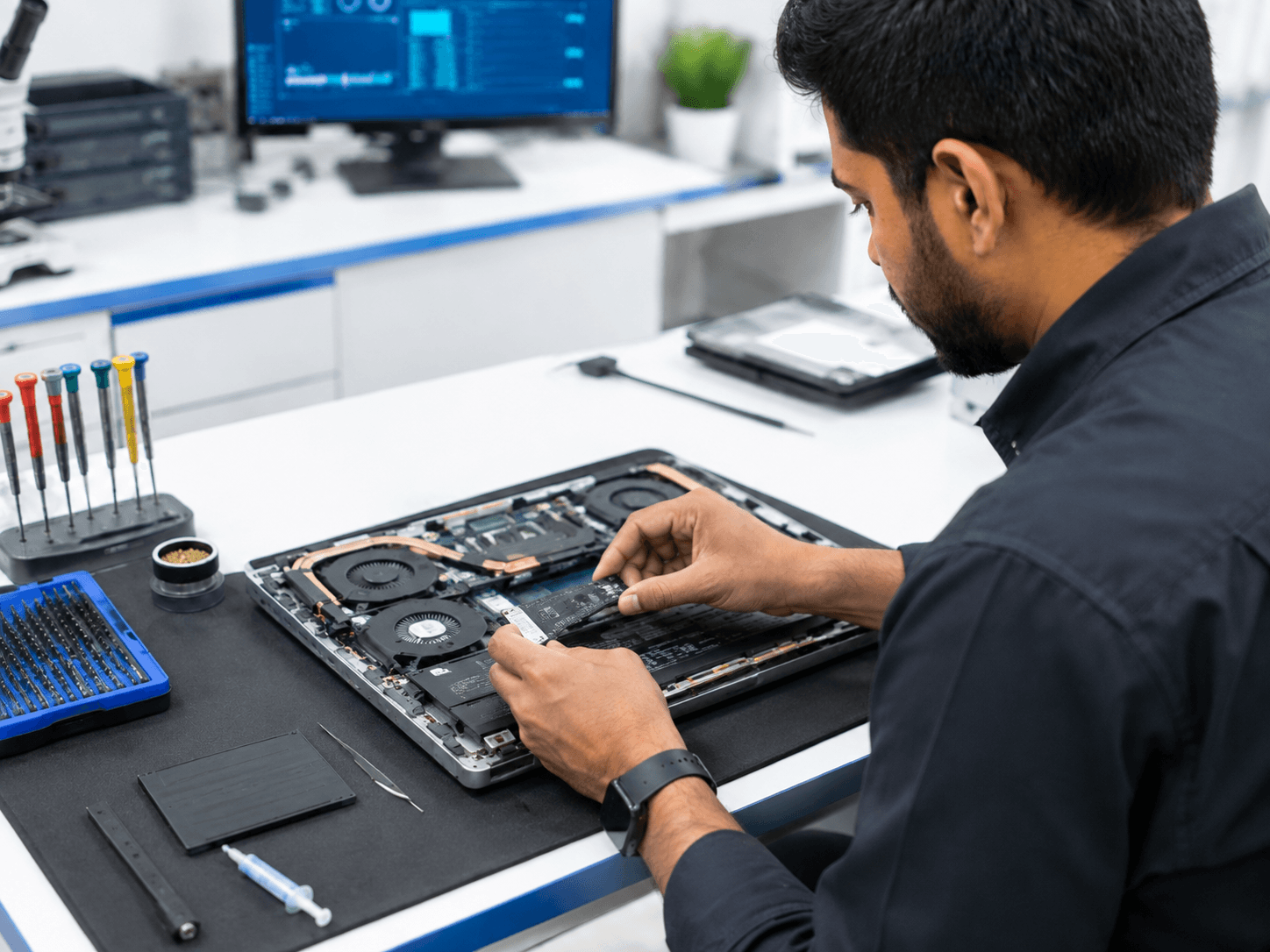 Ilustrasi proses upgrade SSD laptop